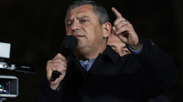 &Ouml;zg&uuml;r &Ouml;zel'den &ccedil;ağrı: Neden bekleyelim?