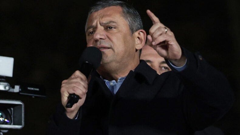 &Ouml;zg&uuml;r &Ouml;zel'den &ccedil;ağrı: Neden bekleyelim?