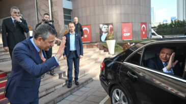 &Ouml;zg&uuml;r &Ouml;zel'den Liderler Turu