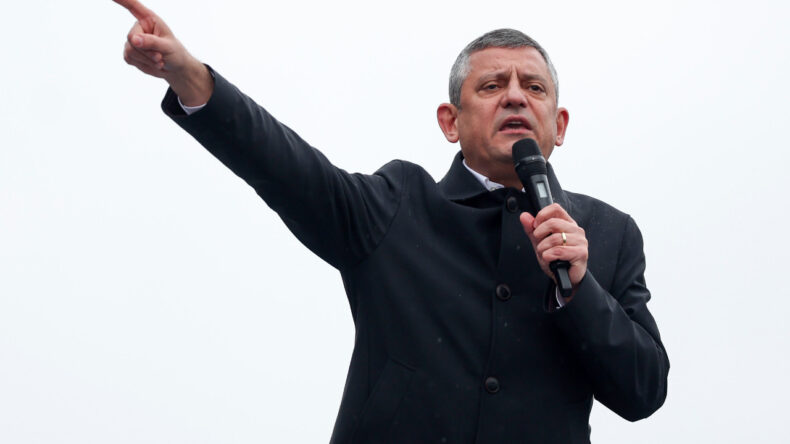 &Ouml;zg&uuml;r &Ouml;zel'den Sert A&ccedil;ıklama: "Namussuzlar!"