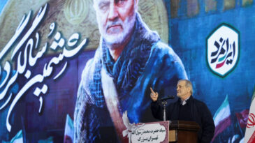 Pezeşkiyan Uyardı: Kenardan Eleştirmeyin, Yetkiyi Alıp Y&ouml;netin!