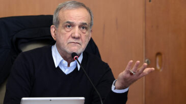 Pezeşkiyan Y&ouml;netimi Sert Eleştirilerde Bulundu
