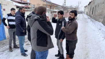 Polisten Ka&ccedil;an Afgan G&ouml;&ccedil;menler, Mahalle Sakinleri Tarafından Yakalandı