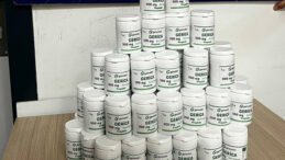 Polisten Ka&ccedil;maya &Ccedil;alıştı: Fırlattığı Pakette Uyuşturucu Bulundu