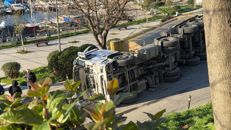 Rampada Kontrolden &Ccedil;ıkan Kamyonun Devrilmesi Paniğe Neden Oldu