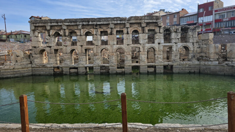 Roma&rsquo;dan G&uuml;n&uuml;m&uuml;ze 2 bin yıldır şifa dağıtıyor