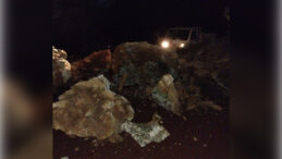 Sağanak Yağmur Sonrası Dağdan Kopan Kayalar Ulaşımı Kapatınca Zor Anlar Yaşandı