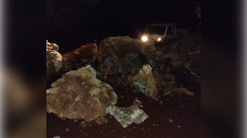 Sağanak Yağmur Sonrası Dağdan Kopan Kayalar Ulaşımı Kapatınca Zor Anlar Yaşandı