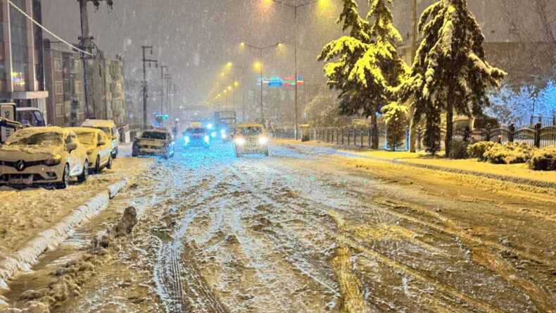 Samsun-Sinop Yolu Yoğun Kar Yağışı Nedeniyle Kapandı
