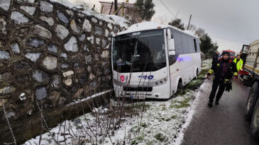 Samsun'da Yolda Kaza Yapanlara Otob&uuml;s &Ccedil;arptı: 1 &Ouml;l&uuml;, 3 Yaralı
