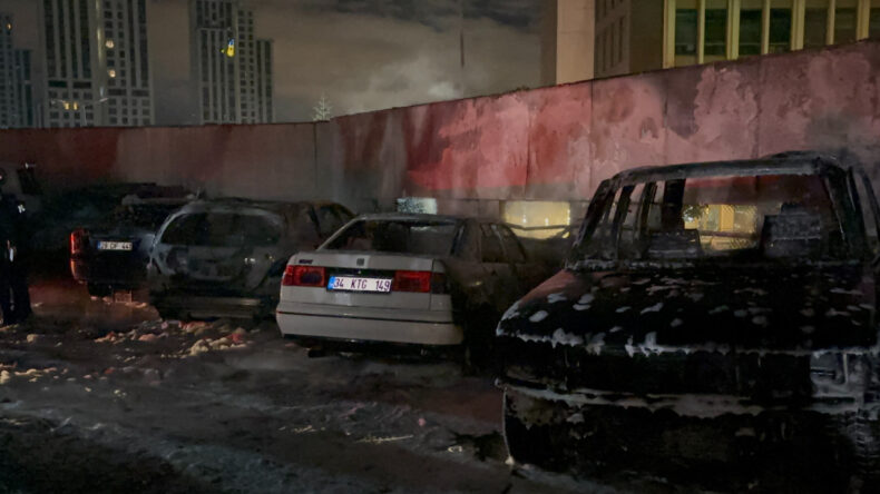 Sarıyer'de Park Halindeki 5 Ara&ccedil;ta Yangın &Ccedil;ıktı