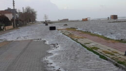 Saros K&ouml;rfezi'nde Kuvvetli Lodos: İşletmeler Su Altında Kaldı