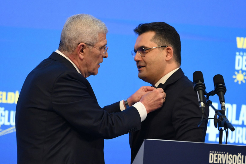 Müsavat Dervişoğlu, Burak Dalgın'a İYİ Parti rozeti taktı.