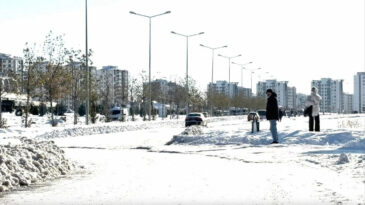 Şehirde Kar Alarmı: Meteoroloji -20 Derece i&ccedil;in Uyardı, U&ccedil;uşlar İptal