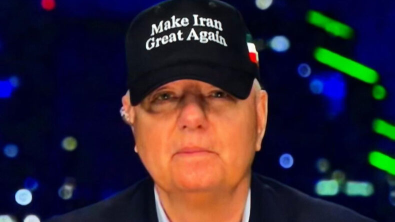 Senat&ouml;r durmuyor: 'İran'ı Yeniden Y&uuml;ce Kıl' şapkası taktı