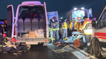 Servis minib&uuml;s&uuml; demir sac y&uuml;kl&uuml; kamyona &ccedil;arptı: 7 yaralı