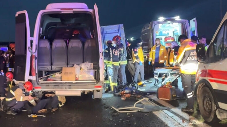 Servis minibüsü demir sac yüklü kamyona çarptı: 7 yaralı