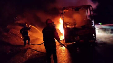 Seyir Halindeki Yolcu Otob&uuml;s&uuml; Alev Alev Yandı