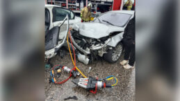 Silivri'de İki Otomobil Kafa Kafaya &Ccedil;arpıştı: 1'i Ağır 4 Yaralı