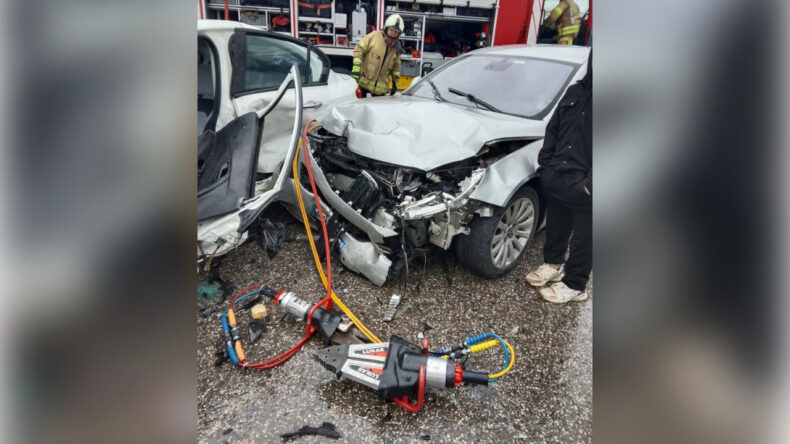 Silivri'de İki Otomobil Kafa Kafaya &Ccedil;arpıştı: 1'i Ağır 4 Yaralı