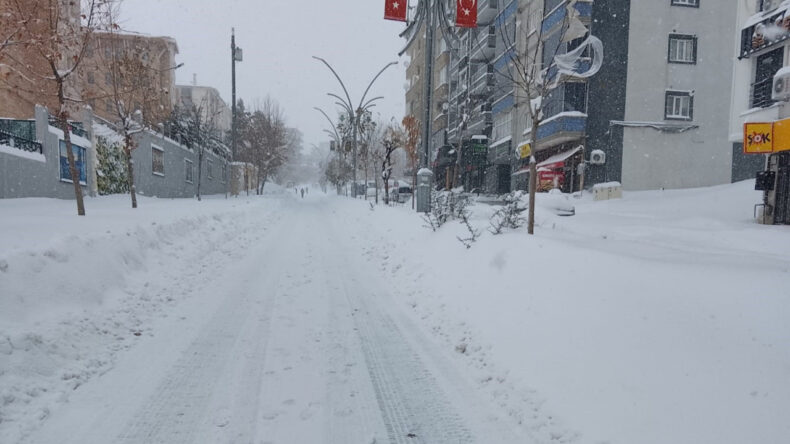 Şırnak&rsquo;ta Eğitime Kar Engeli: 2 Ocak'ta Okullar Tatil