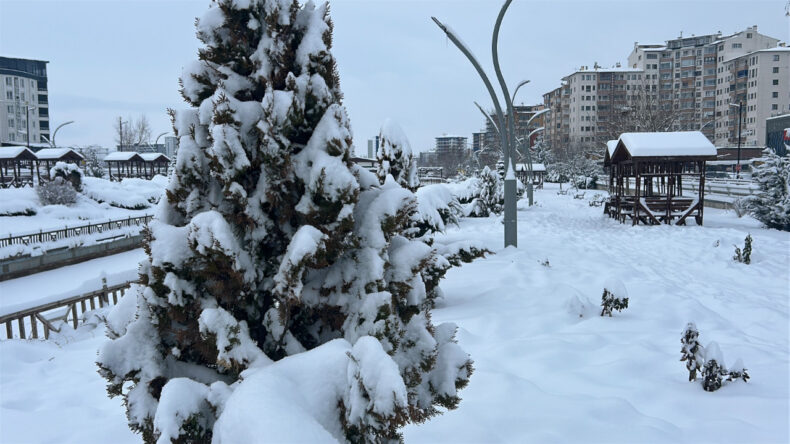 Sivas&rsquo;ta 947 Yerleşim Yeri Ulaşıma Kapandı, Okullar Yarın da Tatil Edildi