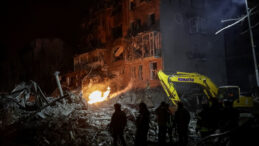 Sivillerin Yaşadığı Bina Vuruldu: 25 Yaralı