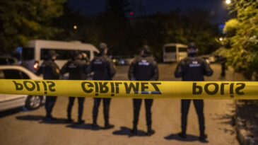 Sokakta Silahlı Saldırı: Oğul Hayatını Kaybetti, Baba Yaralandı