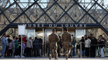 Soyulan Louvre M&uuml;zesi'nde Kriz S&uuml;r&uuml;yor