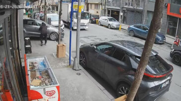 S&uuml;r&uuml;c&uuml;n&uuml;n fren yerine gaza bastığı otomobil kuaf&ouml;r d&uuml;kkanına girdi