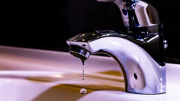 Suyun i&ccedil;indeki &ccedil;amur miktarı y&uuml;kseldi: İzmir'de saatler s&uuml;recek su kesintisi