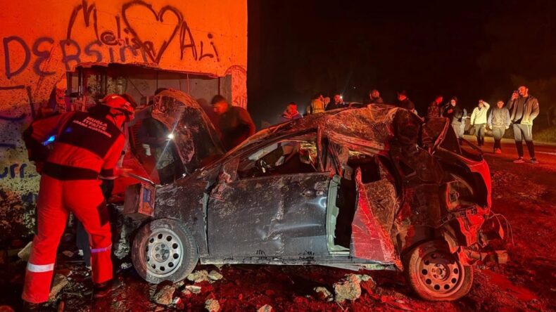 Takla atan otomobil elektrik trafosuna daldı