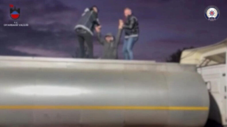 Tankerin İ&ccedil;inden 32 G&ouml;&ccedil;men &Ccedil;ıktı