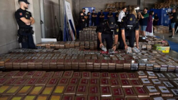 Tarihe Ge&ccedil;en Operasyon: Okyanusta 10 Ton Kokain Ele Ge&ccedil;irildi