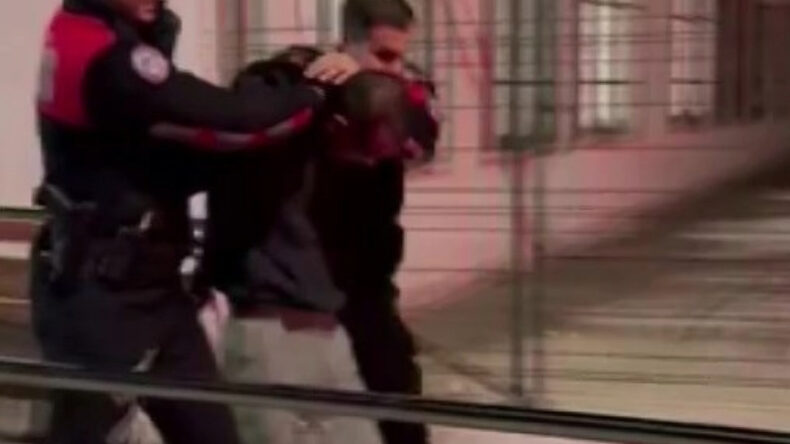 Tartıştığı arkadaşını tabancayla vurdu