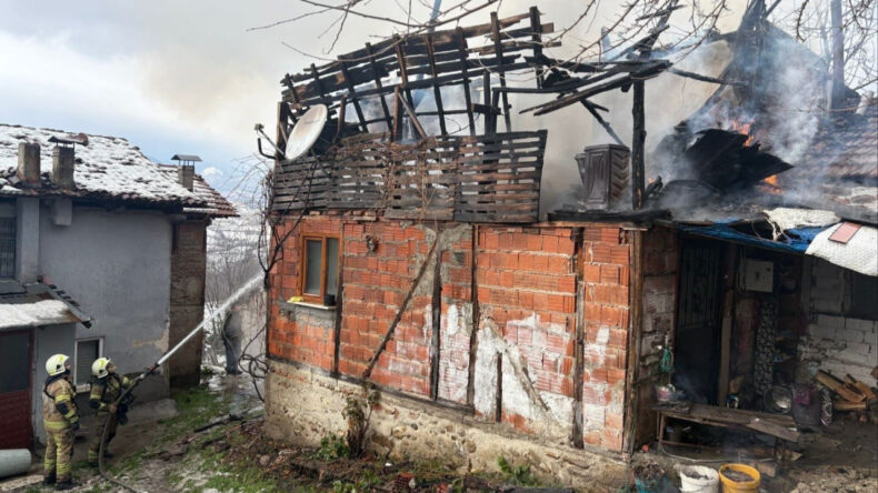 Tek Katlı Ev Alevler İ&ccedil;inde Kaldı