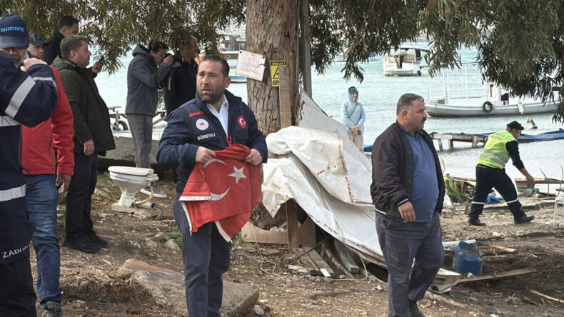 Tekne Yıkımında T&uuml;rk Bayrağı Bulundu, &Ccedil;alışmalar Durduruldu
