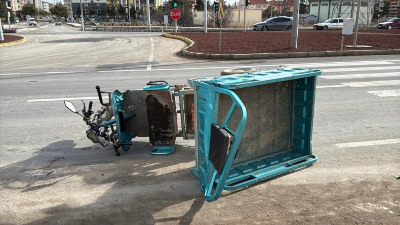 Tır, Mopete &Ccedil;arptı: &Ouml;l&uuml; ve Yaralılar Var