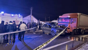 TIR ve otomobilin &ccedil;arpıştığı kazada 7 kişi yaralandı