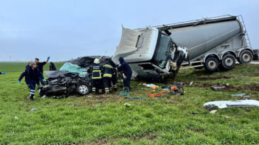 TIR'ın &Ccedil;arptığı Otomobilin S&uuml;r&uuml;c&uuml;s&uuml; Hayatını Kaybetti