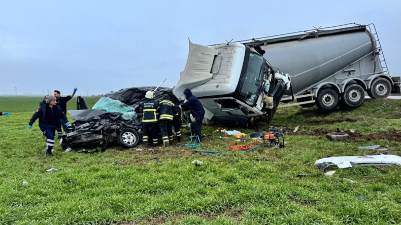 TIR'ın &Ccedil;arptığı Otomobilin S&uuml;r&uuml;c&uuml;s&uuml; Hayatını Kaybetti
