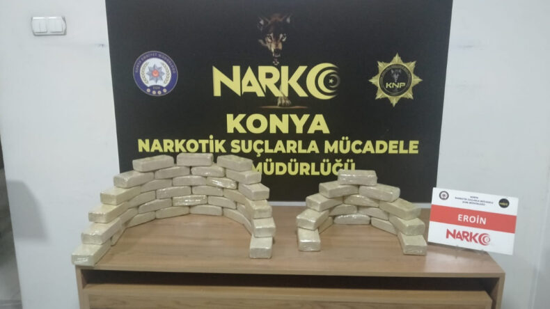 Torbacı Yakaladığı İ&ccedil;in &Ouml;d&uuml;l Almıştı: Savcı ve Polise Uyuşturucudan Hapis Cezası