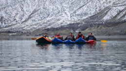 Tortum G&ouml;l&uuml;&rsquo;nde sazlı s&ouml;zl&uuml; kano keyfi! R&uuml;zg&acirc;r &ccedil;ıktı, kaymakam kurtardı