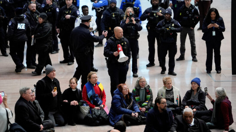 Trump Karşıtı Protestoda Dini Liderler Gözaltına Alındı