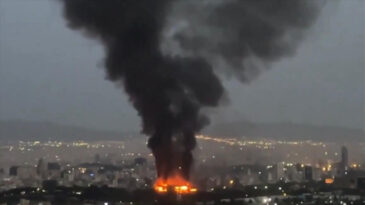 T&uuml;rkiye ve Diğer &Uuml;lkelerin Baskısı Trump'ı İkna Etti: 'İran'a Saldırı Şimdilik Rafa Kalktı'