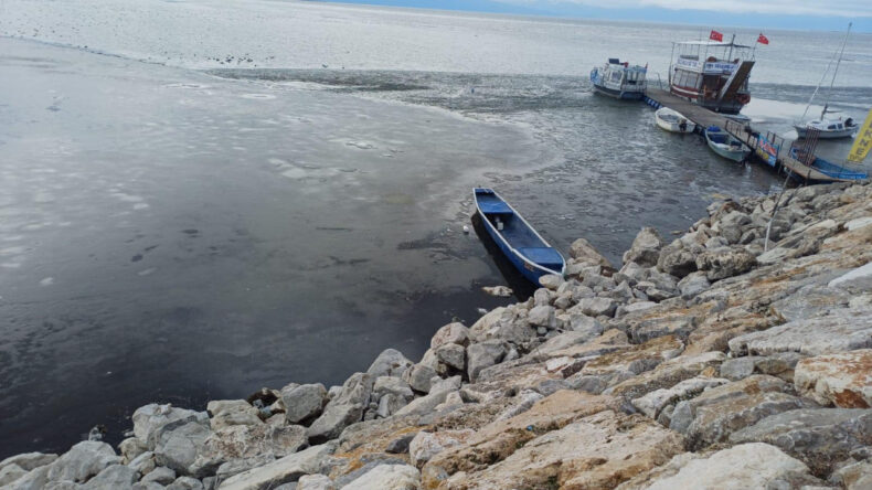 T&uuml;rkiye'nin En B&uuml;y&uuml;k Tatlı Su G&ouml;l&uuml; Buzla Kaplandı: Tekneler Hareket Edemiyor