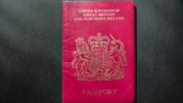 T&uuml;rkler akın etti: İngiliz vatandaşlığı tartışması başladı