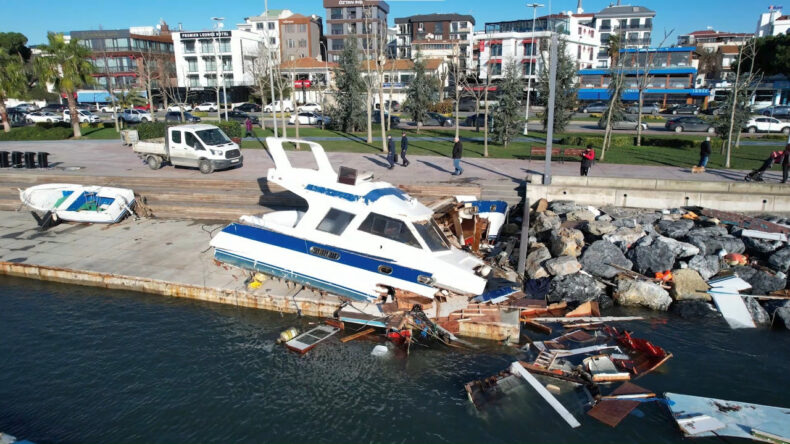Tuzla'daki Fırtınanın Etkileri G&uuml;n Y&uuml;z&uuml;ne &Ccedil;ıktı