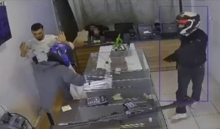 &Uuml;&ccedil; Dakika İ&ccedil;inde Kuyumcu Soygunu: &Uuml;&ccedil; Kilo Altınla Ka&ccedil;tılar