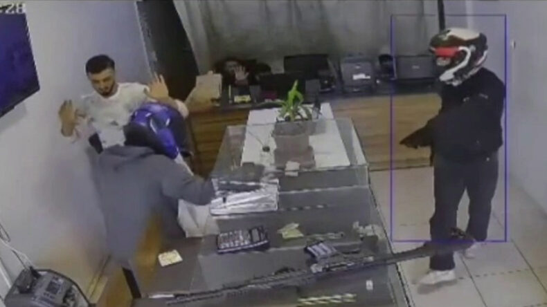 &Uuml;&ccedil; Dakika İ&ccedil;inde Kuyumcu Soygunu: &Uuml;&ccedil; Kilo Altınla Ka&ccedil;tılar